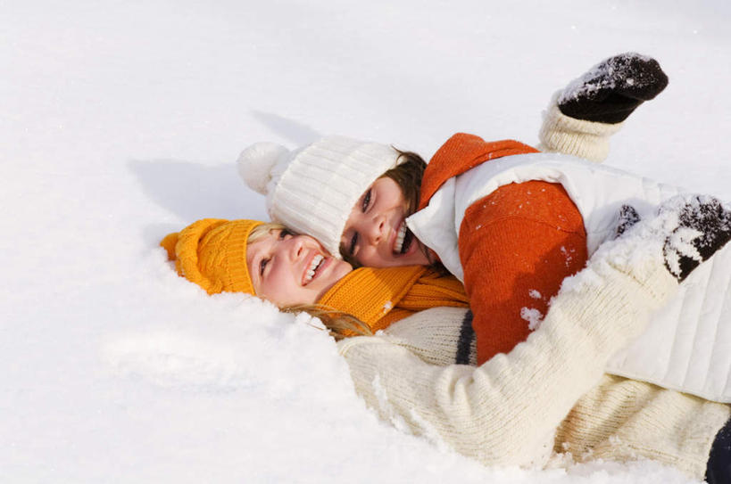 西方人,两个人,伙伴,朋友,躺,抱,笑,微笑,露齿笑,横图,俯视,室外,白天,旅游,度假,友谊,美景,雪,大雪,帽子,欧洲,欧洲人,阴影,服装,装饰,光线,影子,积雪,景观,雪景,冬季,冬天,注视,休闲装,娱乐,衣服,阳光,自然,手套,观察,看,享受,休闲,温暖,休闲服,景色,放松,寒冷,服饰,抱着,观看,保暖,华丽,点缀,察看,搂着,御寒,关注,自然风光,衬托,美观,雅致,雅观,棉帽,严寒,卧着,友情,年轻女性,女人,女性,白种人,怀抱,搂,搂抱,躺着,卧,相抱,拥抱,半身,彩图,高角度拍摄