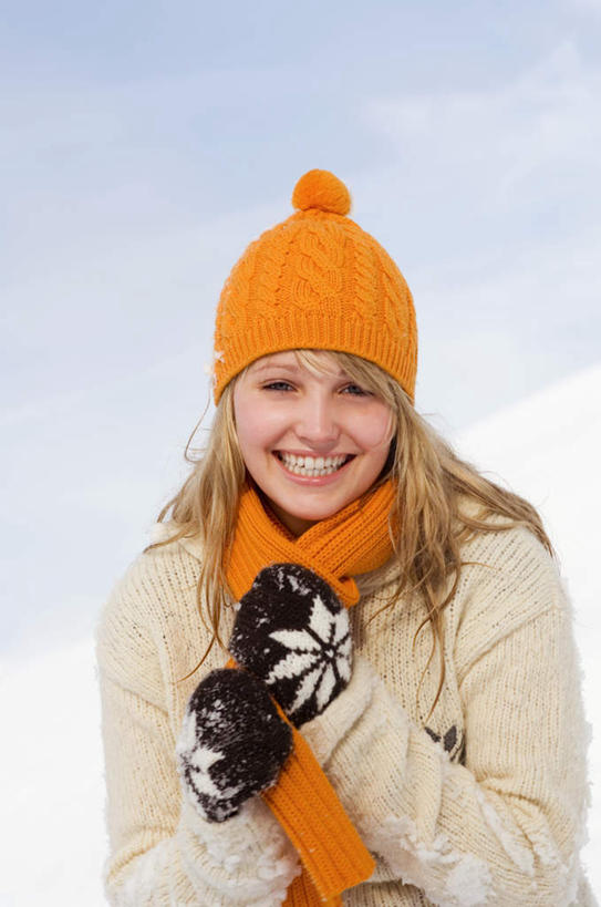 西方人,一个人,站,笑,微笑,露齿笑,竖图,室外,白天,正面,旅游,度假,美景,雪,大雪,帽子,欧洲,欧洲人,仅一个年轻女性,仅一个女性,仅一个人,阴影,服装,装饰,光线,影子,积雪,景观,雪景,云,云朵,冬季,冬天,云彩,注视,休闲装,娱乐,衣服,蓝色,白云,蓝天,天空,阳光,自然,围巾,天,观察,看,站着,享受,休闲,温暖,休闲服,景色,放松,寒冷,服饰,晴朗,围脖,观看,保暖,华丽,点缀,察看,御寒,关注,自然风光,衬托,美观,雅致,雅观,棉帽,严寒,年轻女性,女人,女性,白种人,晴空,站立,半身,彩图