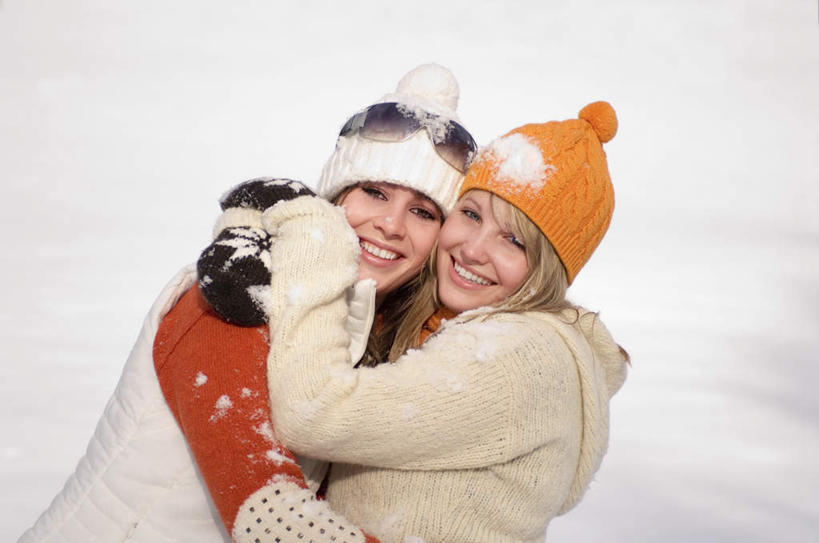 西方人,两个人,伙伴,朋友,站,抱,笑,微笑,露齿笑,横图,室外,白天,侧面,旅游,度假,友谊,美景,雪,大雪,帽子,欧洲,欧洲人,服装,装饰,墨镜,眼镜,积雪,景观,雪景,冬季,冬天,注视,休闲装,娱乐,衣服,自然,太阳镜,太阳眼镜,围巾,观察,看,站着,享受,休闲,温暖,休闲服,遮阳镜,景色,放松,寒冷,服饰,围脖,抱着,观看,保暖,华丽,点缀,察看,搂着,御寒,关注,自然风光,衬托,美观,雅致,雅观,棉帽,严寒,友情,年轻女性,女人,女性,白种人,怀抱,搂,搂抱,相抱,拥抱,站立,半身,彩图