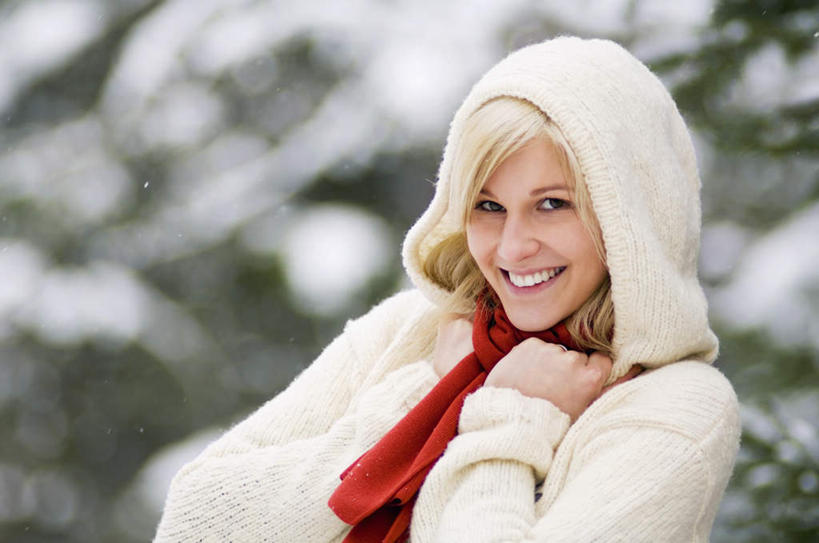 西方人,脸,头,脸颊,一个人,站,笑,微笑,露齿笑,横图,室外,特写,白天,正面,旅游,度假,美景,雪,植物,大雪,欧洲,欧洲人,仅一个年轻女性,仅一个女性,仅一个人,服装,朦胧,模糊,装饰,积雪,景观,雪景,冬季,冬天,注视,休闲装,娱乐,树,树木,衣服,绿色,自然,围巾,观察,看,站着,享受,休闲,温暖,休闲服,连帽衫,景色,放松,寒冷,服饰,生长,成长,围脖,观看,保暖,华丽,点缀,察看,御寒,关注,自然风光,帽衫,衬托,美观,雅致,雅观,严寒,年轻女性,女人,女性,白种人,头部,脸部,脸蛋,面部,站立,半身,彩图