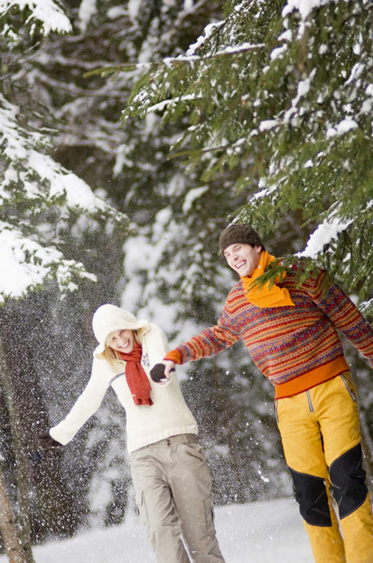 西方人,两个人,伙伴,朋友,站,伸展双臂,笑,微笑,露齿笑,竖图,室外,白天,正面,旅游,度假,友谊,美景,森林,树林,雪,植物,大雪,欧洲,欧洲人,服装,装饰,积雪,景观,雪景,冬季,冬天,注视,休闲装,娱乐,树,树木,衣服,绿色,自然,围巾,观察,看,站着,享受,休闲,温暖,休闲服,连帽衫,景色,放松,寒冷,服饰,生长,成长,围脖,观看,保暖,华丽,点缀,察看,御寒,关注,自然风光,帽衫,衬托,美观,雅致,雅观,严寒,友情,年轻女性,女人,女性,白种人,敞开双臂,伸开双臂,展开双肩,站立,张开手臂,张开双臂,半身,彩图