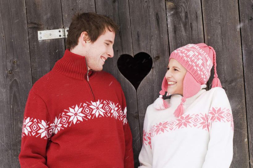 西方人,两个人,家,木屋,站,笑,微笑,露齿笑,横图,室外,白天,正面,爱情,旅游,度假,美景,帽子,欧洲,欧洲人,服装,爱心,景观,浪漫,注视,休闲装,娱乐,住宅,衣服,自然,观察,看,站着,享受,休闲,温暖,温馨,心形,休闲服,景色,恩爱,放松,恋人,服饰,观看,和睦,察看,关注,自然风光,棉帽,男人,男性,年轻男性,年轻女性,女人,女性,白种人,心型,情侣,站立,半身,彩图,茅舍,茅屋,棚屋,小木屋,小屋,伴侣,融洽