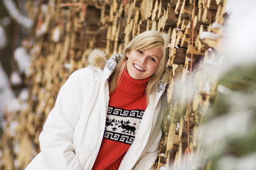 西方人,一个人,站,笑,微笑,露齿笑,横图,室外,白天,正面,旅游,度假,美景,雪,植物,大雪,欧洲,欧洲人,仅一个年轻女性,仅一个女性,仅一个人,一堆,堆叠,堆积,服装,木材,积雪,景观,雪景,冬季,冬天,注视,休闲装,娱乐,木柴,树,树木,衣服,绿色,自然,观察,看,靠,靠着,倚靠,站着,享受,休闲,休闲服,景色,放松,寒冷,服饰,木料,生长,成长,观看,堆,察看,倚着,关注,自然风光,严寒,年轻女性,女人,女性,白种人,站立,半身,彩图