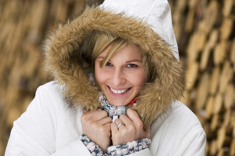 西方人,脸,头,脸颊,手,一个人,站,笑,摸,微笑,露齿笑,横图,室外,特写,白天,正面,旅游,度假,美景,欧洲,欧洲人,仅一个年轻女性,仅一个女性,仅一个人,一排,抚摸,服装,朦胧,模糊,整齐,装饰,木材,景观,注视,休闲装,娱乐,木柴,排列,衣服,自然,围巾,观察,看,站着,享受,休闲,温暖,手部,休闲服,连帽衫,景色,放松,服饰,木料,围脖,观看,堆,保暖,华丽,点缀,察看,御寒,队列,关注,自然风光,帽衫,衬托,美观,雅致,雅观,年轻女性,女人,女性,白种人,头部,脸部,脸蛋,面部,触摸,接触,站立,半身,彩图