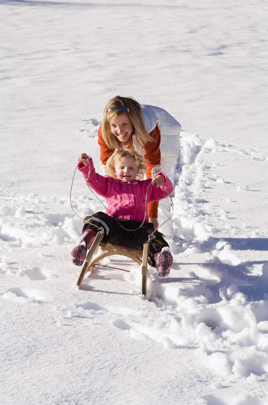 西方人,儿童,两个人,家庭,母亲,女儿,坐,拉,笑,微笑,露齿笑,竖图,俯视,室外,白天,旅游,度假,纯洁,美景,雪,大雪,欧洲,欧洲人,阴影,服装,光线,影子,积雪,景观,雪景,冬季,冬天,注视,休闲装,娱乐,车,小孩,衣服,阳光,自然,交通工具,观察,看,享受,休闲,温暖,温馨,母女,一家人,休闲服,景色,放松,寒冷,可爱,母爱,童年,童趣,服饰,观看,雪橇,和睦,察看,关注,自然风光,载具,雪橇车,童真,烂漫,无邪,严寒,天真,年轻女性,女孩,女人,女性,白种人,孩子,年轻人,坐着,彩图,高角度拍摄,全身,融洽,女生