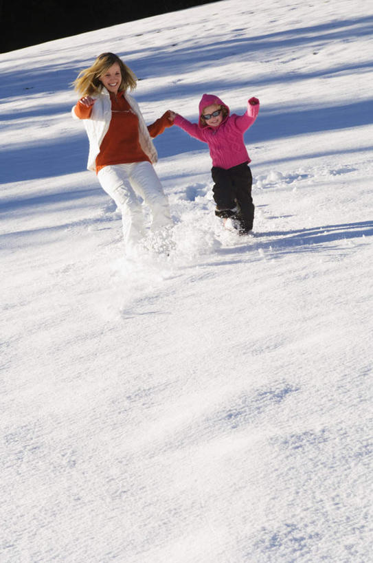 西方人,儿童,两个人,家庭,母亲,女儿,走,握手,竖图,俯视,室外,白天,旅游,度假,纯洁,美景,雪,大雪,欧洲,欧洲人,阴影,服装,光线,影子,积雪,景观,雪景,冬季,冬天,注视,休闲装,娱乐,小孩,衣服,阳光,自然,观察,看,享受,休闲,温暖,温馨,母女,一家人,休闲服,景色,放松,寒冷,可爱,母爱,童年,童趣,服饰,观看,和睦,察看,关注,自然风光,童真,烂漫,无邪,严寒,天真,年轻女性,女孩,女人,女性,白种人,孩子,年轻人,步行,搀手,拉手,散步,手搀手,手拉手,手牵手,手握手,走路,彩图,高角度拍摄,全身,融洽,女生