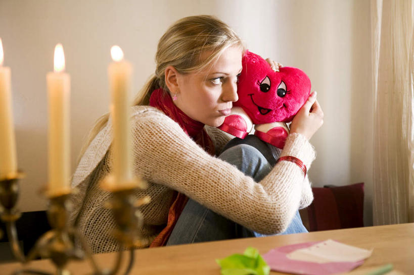 西方人,一个人,坐,抱,横图,室内,白天,侧面,游戏,失败,窗帘,桌面,桌子,蜡烛,玩具,欧洲,欧洲人,仅一个年轻女性,仅一个女性,仅一个人,阴影,服装,沮丧,装饰,光线,木制,火焰,影子,烛光,燃烧,玩,注视,休闲装,娱乐,衣服,帘子,木制品,点燃,观察,看,休闲,难受,休闲服,遮阳,益智,无奈,服饰,信件,抱着,观看,活动,失望,悲伤,华丽,修饰,点缀,察看,伤心,搂着,难过,发泄,关注,消遣,智力,失落,颓废,挫败,受挫,落败,落空,错过,失足,失意,失策,失算,颓丧,衰颓,悲哀,懊丧,颓靡,气馁,丧气,宣泄,衬托,美观,雅致,雅观,函件,败北,挫折,失利,年轻女性,女人,女性,白种人,怀抱,搂,搂抱,玩耍,嬉戏,相抱,拥抱,坐着,半身,彩图