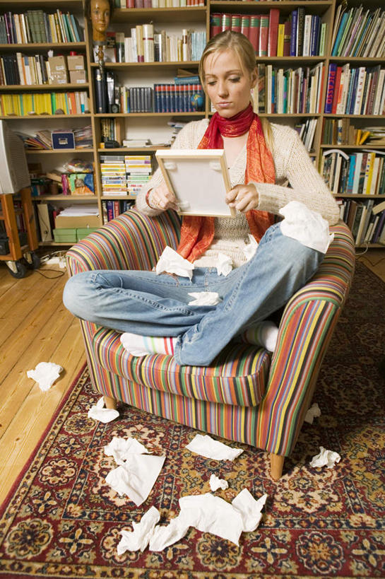 西方人,一个人,图书馆,坐,盘腿,竖图,室内,白天,正面,看书,阅读,地毯,沙发,书籍,相框,欧洲,欧洲人,仅一个年轻女性,仅一个女性,仅一个人,一排,握,学习,服装,整齐,装饰,并列,并排,编织,手工艺品,织物,拿,拿着,注视,休闲装,排列,衣服,围巾,书本,工艺品,书柜,观察,看,休闲,温暖,休闲服,书橱,读书,浏览,握着,服饰,围脖,观看,保暖,华丽,修饰,点缀,察看,御寒,队列,关注,平行,布艺沙发,浏览室,衬托,美观,雅致,雅观,挡书板,书挡,书夹,书立,年轻女性,女人,女性,白种人,书,图书,盘腿而坐,盘膝,盘着腿的,盘着腿坐,双腿交叉,坐着,彩图,全身,书库,图书库,阅览室