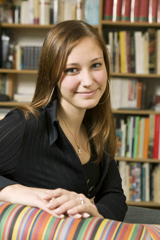 西方人,一个人,图书馆,坐,笑,微笑,竖图,室内,白天,正面,爱情,看书,阅读,沙发,书籍,欧洲,欧洲人,仅一个年轻女性,仅一个女性,仅一个人,一排,学习,服装,整齐,并列,并排,浪漫,注视,休闲装,装饰品,排列,衣服,戒指,饰品,首饰,书本,书柜,观察,看,休闲,休闲服,书橱,恩爱,读书,浏览,服饰,观看,信物,察看,权利,队列,关注,平行,布艺沙发,浏览室,手饰,挡书板,书挡,书夹,书立,年轻女性,女人,女性,白种人,书,图书,坐着,半身,彩图,书库,图书库,阅览室