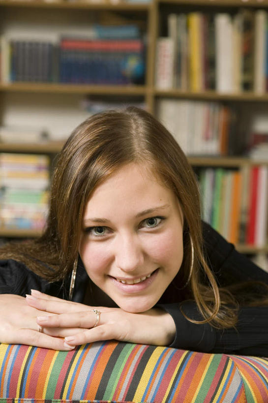 西方人,脸,头,脸颊,一个人,图书馆,坐,笑,微笑,竖图,室内,白天,正面,爱情,看书,阅读,沙发,书籍,欧洲,欧洲人,仅一个年轻女性,仅一个女性,仅一个人,一排,学习,服装,整齐,并列,并排,浪漫,注视,休闲装,装饰品,排列,衣服,戒指,饰品,首饰,书本,书柜,观察,看,趴着,休闲,休闲服,书橱,恩爱,读书,浏览,服饰,观看,信物,察看,权利,队列,关注,平行,布艺沙发,浏览室,手饰,挡书板,书挡,书夹,书立,年轻女性,女人,女性,白种人,头部,脸部,脸蛋,面部,书,图书,趴,坐着,半身,彩图,书库,图书库,阅览室