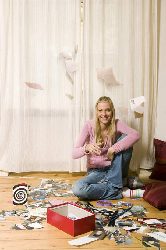 西方人,一个人,坐,投,笑,微笑,露齿笑,竖图,照片,室内,白天,正面,窗帘,地板,欧洲,欧洲人,仅一个年轻女性,仅一个女性,仅一个人,服装,装饰,地面,凌乱,注视,休闲装,木地板,衣服,帘子,观察,看,休闲,休闲服,遮阳,摄影,服饰,观看,华丽,修饰,点缀,察看,混乱,关注,下降,降落,衬托,美观,雅致,雅观,纷乱,缭乱,庞杂,降低,下跌,下落,年轻女性,女人,女性,白种人,相片,抛,扔,撒,掷,坐着,彩图,全身,拍摄,照相