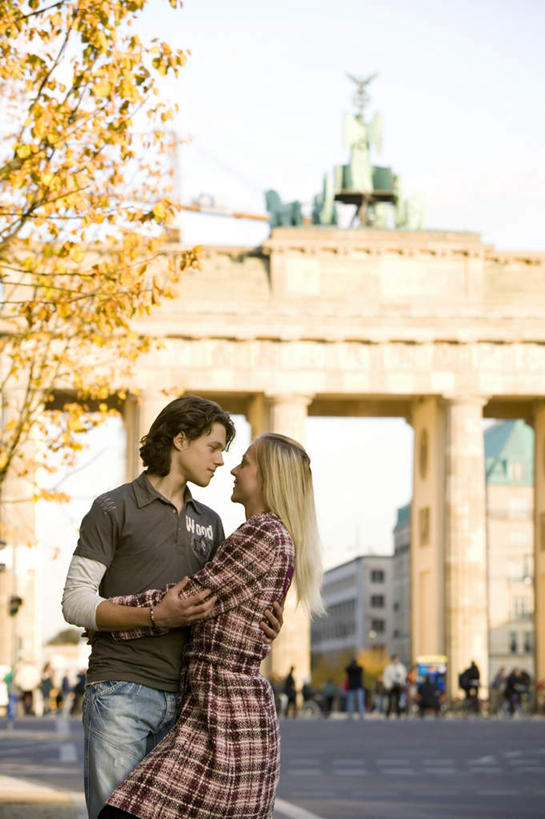 西方人,两个人,站,抱,竖图,室外,白天,正面,爱情,旅游,度假,植物,标志建筑,道路,地标,建筑,路,公路,汽车,雕塑,德国,欧洲,欧洲人,服装,艺术,装饰,雕刻,雕像,交通,首都,浪漫,注视,休闲装,娱乐,建设,柏林,勃兰登堡门,车,树,树木,衣服,绿色,自然,工艺品,交通工具,轿车,观察,看,站着,享受,休闲,温暖,温馨,休闲服,旅游胜地,恩爱,放松,恋人,服饰,生长,成长,抱着,观看,纪念,美术,和睦,察看,搂着,西欧,关注,载具,主题,陈列,德意志联邦共和国,功能,美学,柏林州,男人,男性,年轻男性,年轻女性,女人,女性,白种人,情侣,马路,怀抱,搂,搂抱,相抱,拥抱,站立,半身,彩图,伴侣,融洽