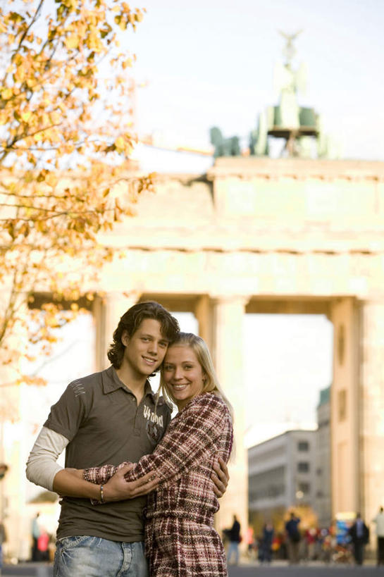 西方人,两个人,站,抱,竖图,室外,白天,正面,爱情,旅游,度假,植物,标志建筑,道路,地标,建筑,路,公路,汽车,雕塑,德国,欧洲,欧洲人,服装,艺术,装饰,雕刻,雕像,交通,首都,浪漫,注视,休闲装,娱乐,建设,柏林,勃兰登堡门,车,树,树木,衣服,绿色,自然,工艺品,交通工具,轿车,观察,看,站着,享受,休闲,温暖,温馨,休闲服,旅游胜地,恩爱,放松,恋人,服饰,生长,成长,抱着,观看,纪念,美术,和睦,察看,搂着,西欧,关注,载具,主题,陈列,德意志联邦共和国,功能,美学,柏林州,男人,男性,年轻男性,年轻女性,女人,女性,白种人,情侣,马路,怀抱,搂,搂抱,相抱,拥抱,站立,半身,彩图,伴侣,融洽