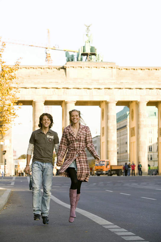 西方人,两个人,走,握手,笑,微笑,露齿笑,竖图,室外,白天,正面,爱情,旅游,度假,植物,标志建筑,道路,地标,建筑,路,公路,雕塑,德国,欧洲,欧洲人,服装,艺术,装饰,雕刻,雕像,交通,首都,浪漫,注视,休闲装,娱乐,建设,柏林,勃兰登堡门,树,树木,衣服,绿色,自然,工艺品,观察,看,享受,休闲,温暖,温馨,休闲服,旅游胜地,恩爱,放松,恋人,服饰,生长,成长,观看,纪念,美术,和睦,察看,西欧,关注,主题,陈列,德意志联邦共和国,功能,美学,柏林州,男人,男性,年轻男性,年轻女性,女人,女性,白种人,情侣,马路,步行,搀手,拉手,散步,手搀手,手拉手,手牵手,手握手,走路,彩图,全身,伴侣,融洽