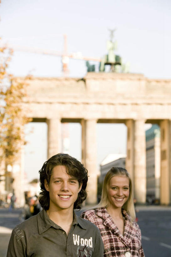 西方人,两个人,站,笑,微笑,露齿笑,竖图,室外,白天,正面,爱情,旅游,度假,植物,标志建筑,道路,地标,建筑,路,公路,雕塑,德国,欧洲,欧洲人,服装,艺术,装饰,雕刻,雕像,交通,首都,浪漫,注视,休闲装,娱乐,建设,柏林,勃兰登堡门,树,树木,衣服,绿色,自然,工艺品,观察,看,站着,享受,休闲,温暖,温馨,休闲服,旅游胜地,恩爱,放松,恋人,服饰,生长,成长,观看,纪念,美术,和睦,察看,西欧,关注,主题,陈列,德意志联邦共和国,功能,美学,柏林州,男人,男性,年轻男性,年轻女性,女人,女性,白种人,情侣,马路,站立,半身,彩图,伴侣,融洽