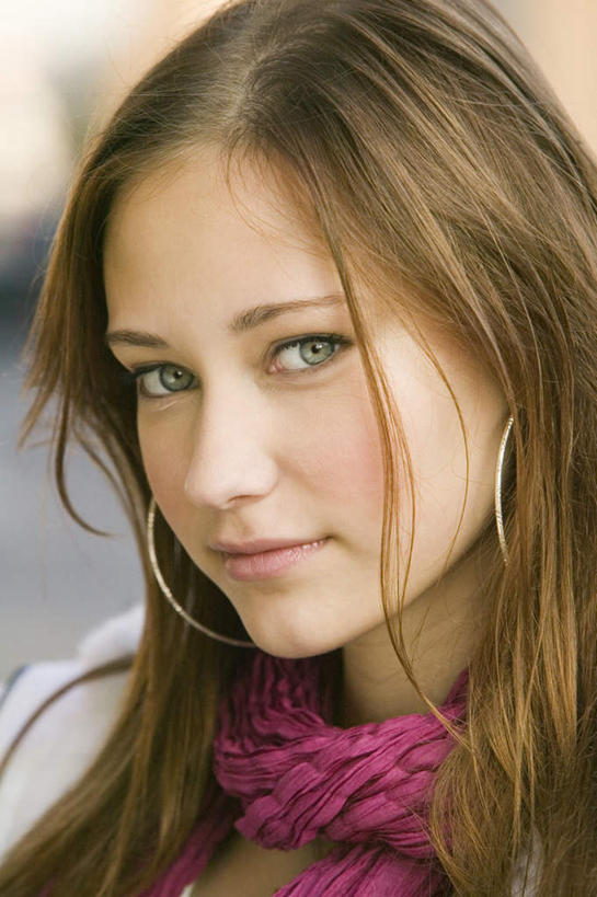 西方人,脸,头,脸颊,头发,一个人,笑,微笑,竖图,室外,特写,白天,正面,欧洲,欧洲人,仅一个年轻女性,仅一个女性,仅一个人,服装,朦胧,模糊,装饰,注视,休闲装,装饰品,衣服,黄色,耳环,饰品,首饰,围巾,观察,看,休闲,温暖,休闲服,服饰,围脖,观看,保暖,华丽,点缀,察看,御寒,关注,衬托,美观,雅致,雅观,耳饰,年轻女性,女人,女性,白种人,头部,长发,直发,脸部,脸蛋,面部,半身,彩图