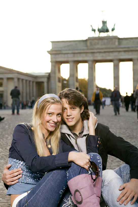 西方人,两个人,坐,抱,笑,微笑,露齿笑,竖图,室外,白天,正面,爱情,旅游,度假,标志建筑,地标,建筑,鞋子,雕塑,德国,欧洲,欧洲人,服装,艺术,装饰,雕刻,雕像,首都,浪漫,注视,休闲装,娱乐,建设,靴子,柏林,勃兰登堡门,衣服,工艺品,观察,看,享受,休闲,温暖,温馨,休闲服,旅游胜地,恩爱,放松,恋人,服饰,抱着,观看,纪念,美术,和睦,察看,搂着,西欧,关注,主题,牛仔靴,陈列,德意志联邦共和国,功能,美学,柏林州,男人,男性,年轻男性,年轻女性,女人,女性,白种人,情侣,怀抱,搂,搂抱,相抱,拥抱,坐着,半身,彩图,伴侣,融洽