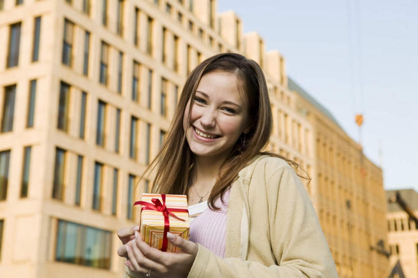 西方人,一个人,高楼大厦,站,笑,微笑,露齿笑,横图,室外,白天,仰视,度假,办公楼,美景,城市风光,城市,大厦,建筑,摩天大楼,写字楼,礼盒,礼物,欧洲,欧洲人,仅一个年轻女性,仅一个女性,仅一个人,握,服装,纸盒,景观,拿,拿着,注视,休闲装,娱乐,盒子,衣服,包装盒,礼品盒,楼宇,观察,看,站着,享受,休闲,休闲服,商务楼,景色,放松,握着,服饰,礼品,观看,察看,关注,年轻女性,女人,女性,白种人,站立,半身,彩图,低角度拍摄,大楼,高层建筑,高楼,摩天楼