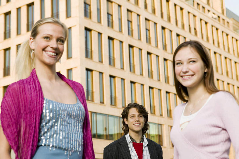 西方人,三个人,伙伴,朋友,高楼大厦,站,笑,微笑,露齿笑,横图,室外,白天,仰视,爱情,度假,友谊,办公楼,美景,城市风光,城市,大厦,建筑,摩天大楼,写字楼,欧洲,欧洲人,服装,景观,浪漫,注视,休闲装,娱乐,衣服,楼宇,观察,看,站着,享受,休闲,温暖,温馨,休闲服,商务楼,景色,恩爱,放松,恋人,服饰,观看,和睦,察看,关注,友情,男人,男性,年轻男性,年轻女性,女人,女性,白种人,情侣,站立,半身,彩图,低角度拍摄,大楼,高层建筑,高楼,摩天楼,伴侣,融洽