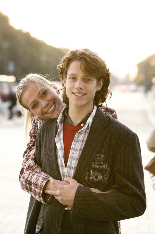 西方人,两个人,站,抱,笑,微笑,露齿笑,竖图,室外,白天,正面,爱情,植物,欧洲,欧洲人,阴影,服装,朦胧,模糊,光线,影子,浪漫,注视,休闲装,树,树木,衣服,绿色,阳光,自然,黄昏,观察,看,站着,休闲,温暖,温馨,休闲服,恩爱,恋人,服饰,生长,成长,抱着,观看,和睦,察看,搂着,关注,薄暮,男人,男性,年轻男性,年轻女性,女人,女性,白种人,情侣,怀抱,搂,搂抱,相抱,拥抱,站立,半身,彩图,傍晚,伴侣,融洽