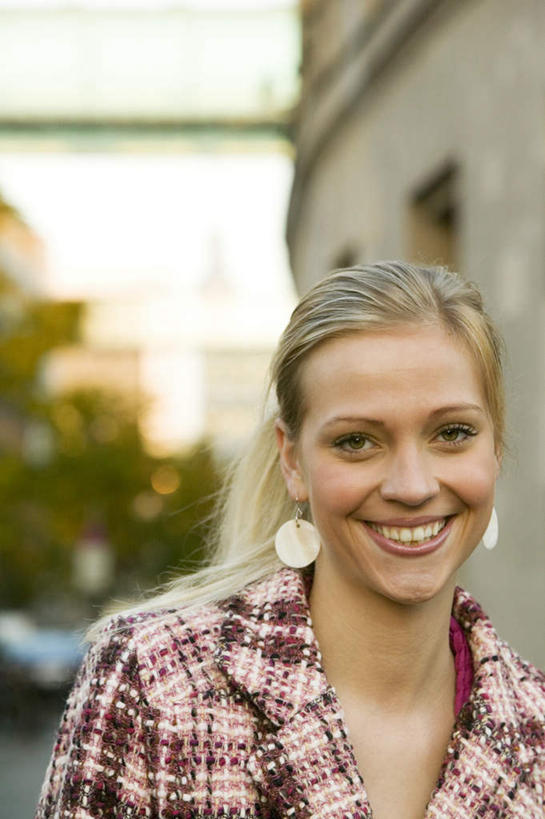 西方人,脸,头,脸颊,一个人,家,站,笑,微笑,露齿笑,竖图,室外,特写,白天,正面,植物,欧洲,欧洲人,仅一个年轻女性,仅一个女性,仅一个人,服装,朦胧,模糊,房屋,墙,屋子,注视,休闲装,楼房,墙壁,墙面,住宅,装饰品,树,树木,衣服,绿色,自然,耳环,饰品,首饰,观察,看,站着,休闲,休闲服,服饰,生长,成长,观看,察看,关注,耳饰,年轻女性,女人,女性,白种人,头部,脸部,脸蛋,面部,站立,半身,彩图,房子