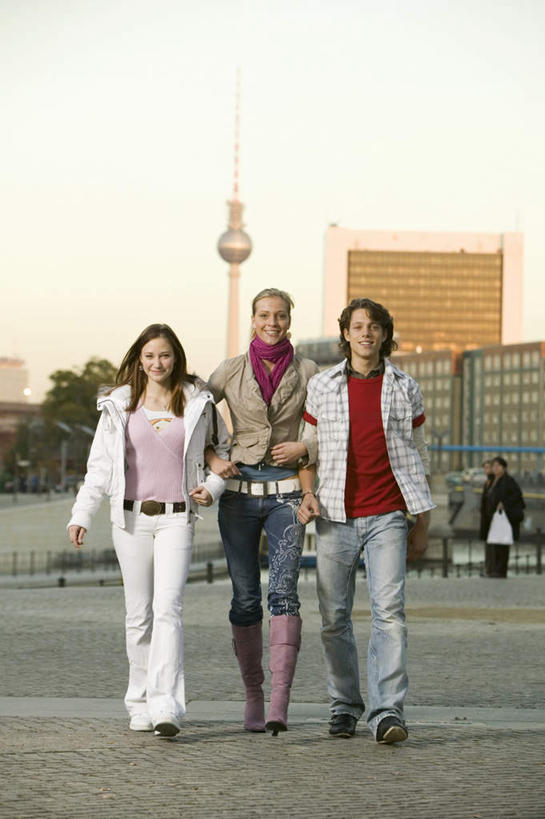 西方人,三个人,伙伴,朋友,高楼大厦,走,竖图,室外,白天,正面,爱情,旅游,度假,友谊,办公楼,植物,标志建筑,大厦,地标,建筑,摩天大楼,写字楼,德国,欧洲,欧洲人,一排,勾,挽,服装,整齐,首都,浪漫,注视,休闲装,娱乐,建设,柏林,树,树木,排列,衣服,绿色,自然,楼宇,观察,看,享受,休闲,温暖,温馨,休闲服,旅游胜地,商务楼,恩爱,放松,勾着,恋人,服饰,生长,成长,观看,和睦,察看,西欧,队列,关注,电视塔,挽着,德意志联邦共和国,柏林州,柏林电视塔,亚历山大广场,友情,男人,男性,年轻男性,年轻女性,女人,女性,白种人,情侣,步行,散步,走路,彩图,全身,大楼,高层建筑,高楼,摩天楼,伴侣,融洽