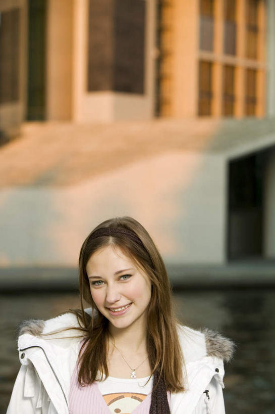 西方人,一个人,家,站,笑,微笑,露齿笑,竖图,室外,白天,正面,度假,湖,湖泊,美景,水,城市风光,城市,项链,欧洲,欧洲人,仅一个年轻女性,仅一个女性,仅一个人,阴影,服装,光线,影子,房屋,屋子,湖面,景观,水流,水面,注视,休闲装,娱乐,楼房,住宅,装饰品,衣服,阳光,饰品,首饰,湖水,观察,看,站着,享受,休闲,休闲服,景色,放松,服饰,观看,察看,关注,年轻女性,女人,女性,白种人,站立,半身,彩图,房子