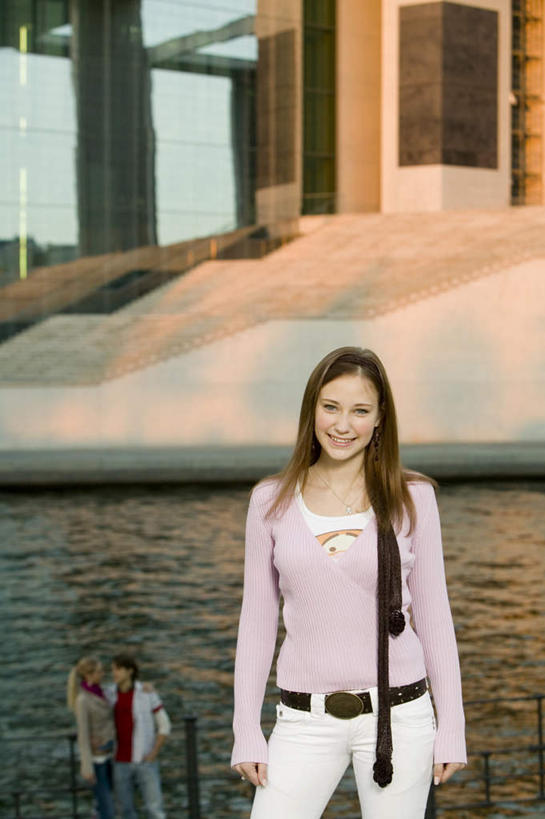 西方人,三个人,伙伴,朋友,家,站,笑,微笑,露齿笑,竖图,室外,白天,正面,爱情,度假,友谊,湖,湖泊,美景,水,城市风光,城市,项链,欧洲,欧洲人,阴影,服装,光线,影子,房屋,屋子,湖面,景观,水流,水面,浪漫,注视,休闲装,娱乐,楼房,住宅,装饰品,衣服,阳光,饰品,首饰,湖水,观察,看,站着,享受,休闲,温暖,温馨,休闲服,景色,恩爱,放松,恋人,服饰,观看,和睦,察看,关注,友情,男人,男性,年轻男性,年轻女性,女人,女性,白种人,情侣,站立,半身,彩图,房子,伴侣,融洽