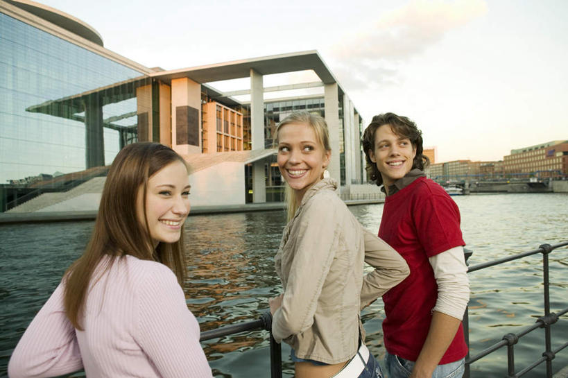 西方人,三个人,伙伴,朋友,家,栏杆,站,笑,微笑,露齿笑,横图,室外,白天,爱情,旅游,度假,友谊,湖,湖泊,水,标志建筑,地标,建筑,欧洲,欧洲人,服装,房屋,屋子,湖面,水流,水面,公寓,围栏,浪漫,扭头,注视,休闲装,娱乐,建设,洋房,护栏,楼房,住宅,背面,衣服,湖水,观察,看,站着,转头,享受,休闲,温暖,温馨,休闲服,旅游胜地,恩爱,放松,恋人,服饰,观看,和睦,察看,关注,友情,男人,男性,年轻男性,年轻女性,女人,女性,白种人,情侣,站立,半身,彩图,房子,伴侣,融洽