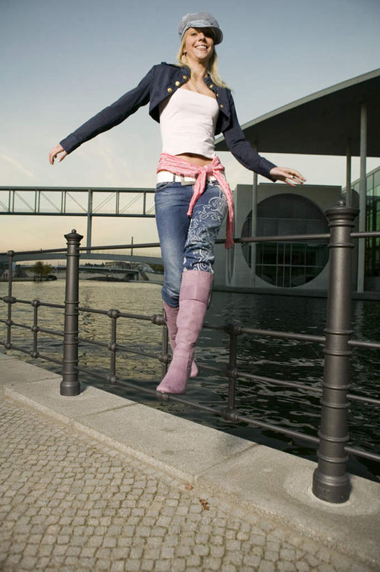 西方人,一个人,栏杆,站,伸展双臂,笑,微笑,露齿笑,竖图,室外,白天,仰视,度假,河流,美景,水,城市风光,城市,帽子,欧洲,欧洲人,仅一个年轻女性,仅一个女性,仅一个人,阴影,服装,光线,影子,河水,景观,水流,围栏,注视,休闲装,娱乐,腰带,运动帽,护栏,衣服,蓝色,蓝天,天空,阳光,天,观察,看,站着,享受,休闲,休闲服,鸭舌帽,景色,放松,服饰,晴朗,观看,皮带,察看,关注,配饰,万里无云,裤带,年轻女性,女人,女性,白种人,晴空,晴空万里,敞开双臂,伸开双臂,展开双肩,站立,张开手臂,张开双臂,彩图,低角度拍摄,全身