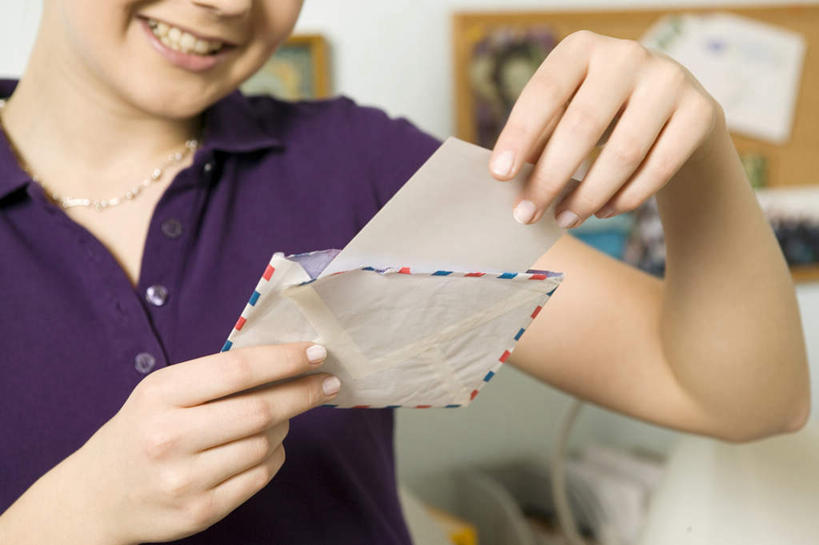 西方人,一个人,站,笑,微笑,露齿笑,横图,室内,白天,正面,项链,欧洲,欧洲人,仅一个年轻女性,仅一个女性,仅一个人,握,服装,拿,拿着,注视,休闲装,装饰品,衣服,饰品,首饰,观察,看,站着,休闲,休闲服,握着,服饰,信件,观看,察看,关注,函件,年轻女性,女人,女性,白种人,站立,半身,彩图