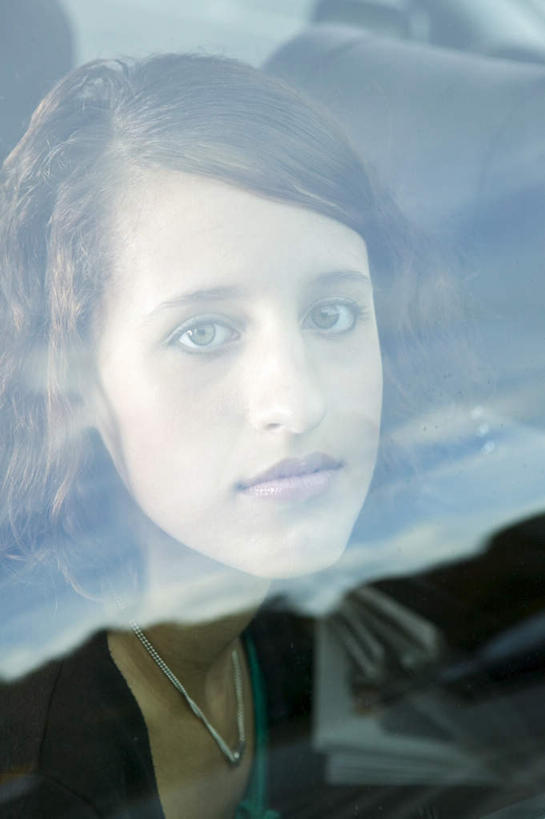 西方人,脸,头,眼睛,脸颊,眉毛,睫毛,一个人,竖图,室外,特写,白天,正面,窗户,汽车,欧洲,欧洲人,瞳孔,仅一个年轻女性,仅一个女性,仅一个人,服装,注视,休闲装,玻璃窗,车,衣服,车窗,交通工具,轿车,观察,看,休闲,休闲服,眼部,服饰,观看,察看,关注,载具,年轻女性,女人,女性,白种人,头部,睫,脸部,脸蛋,眉,面部,眼,眼睫毛,眼眉,半身,彩图,眼眉毛