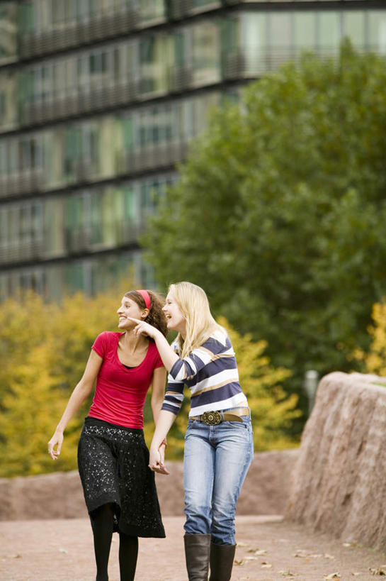 西方人,两个人,伙伴,朋友,高楼大厦,走,笑,微笑,露齿笑,竖图,室外,白天,正面,度假,友谊,办公楼,美景,植物,城市风光,城市,大厦,道路,建筑,路,摩天大楼,写字楼,公路,鞋子,欧洲,欧洲人,指,服装,景观,交通,注视,指点,休闲装,娱乐,靴子,树,树木,衣服,绿色,自然,楼宇,观察,看,享受,休闲,休闲服,商务楼,景色,放松,服饰,生长,成长,观看,察看,指向,关注,牛仔靴,友情,年轻女性,女人,女性,白种人,马路,步行,散步,走路,半身,彩图,大楼,高层建筑,高楼,摩天楼