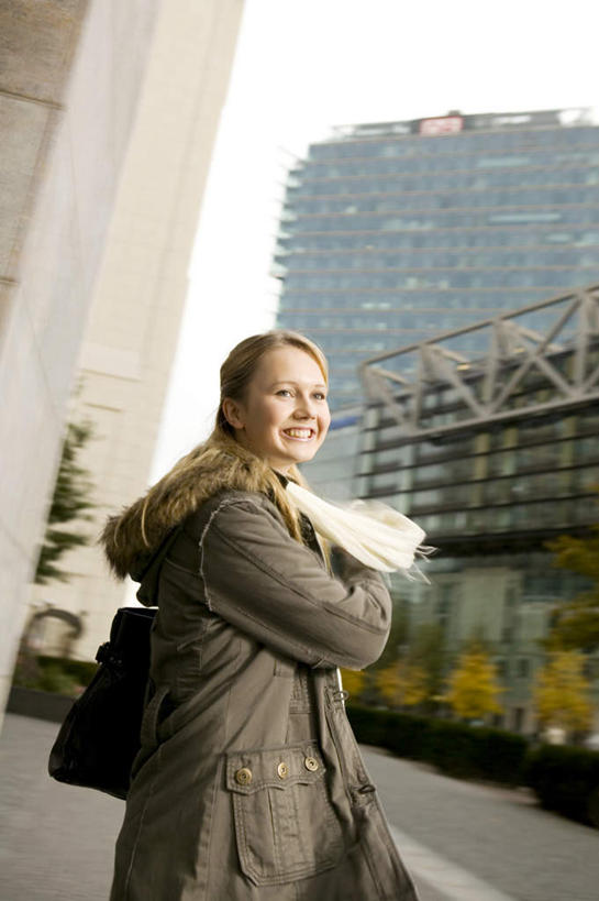 西方人,一个人,高楼大厦,站,笑,微笑,露齿笑,竖图,室外,白天,仰视,度假,办公楼,美景,城市风光,城市,大厦,建筑,摩天大楼,写字楼,德国,欧洲,欧洲人,仅一个年轻女性,仅一个女性,仅一个人,服装,景观,扭头,注视,休闲装,娱乐,衣服,楼宇,观察,看,站着,转头,享受,休闲,休闲服,商务楼,景色,放松,服饰,观看,察看,西欧,关注,斯图加特,德意志联邦共和国,州府,巴登.符腾堡,巴登.符腾堡州,巴符州,年轻女性,女人,女性,白种人,站立,半身,彩图,低角度拍摄,大楼,高层建筑,高楼,摩天楼