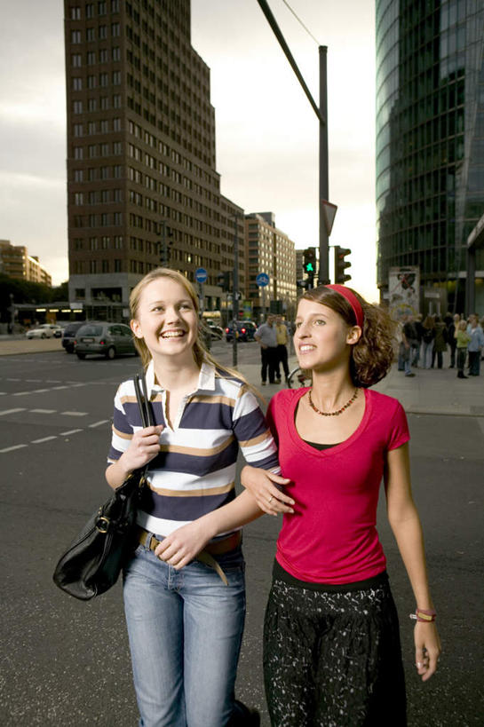 西方人,两个人,伙伴,朋友,高楼大厦,走,笑,微笑,露齿笑,竖图,室外,白天,正面,度假,友谊,办公楼,美景,城市风光,城市,大厦,道路,建筑,路,摩天大楼,写字楼,公路,德国,欧洲,欧洲人,勾,挽,服装,包,皮包,景观,乌云,云,阴天,云朵,分界线,停车线,交通,云彩,注视,休闲装,娱乐,衣服,天空,楼宇,天,观察,看,享受,休闲,休闲服,商务楼,景色,放松,勾着,服饰,观看,车行道,车行道分界线,单肩包,察看,昏暗,阴沉,西欧,关注,标线,挽着,车行线,斯图加特,德意志联邦共和国,州府,巴登.符腾堡,巴登.符腾堡州,巴符州,友情,年轻女性,女人,女性,白种人,马路,步行,散步,走路,半身,彩图,大楼,高层建筑,高楼,摩天楼