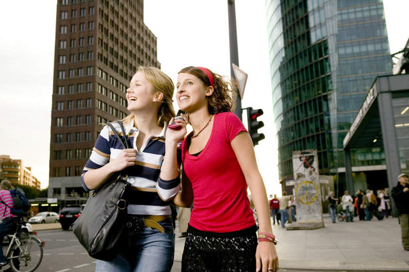 西方人,两个人,伙伴,朋友,高楼大厦,走,笑,微笑,露齿笑,横图,室外,白天,仰视,度假,友谊,办公楼,美景,城市风光,城市,大厦,道路,建筑,路,摩天大楼,写字楼,公路,德国,欧洲,欧洲人,勾,挽,服装,包,皮包,景观,乌云,云,阴天,云朵,分界线,停车线,交通,云彩,注视,休闲装,娱乐,衣服,天空,楼宇,天,观察,看,享受,休闲,休闲服,商务楼,景色,放松,勾着,服饰,观看,车行道,车行道分界线,单肩包,察看,昏暗,阴沉,西欧,关注,标线,挽着,车行线,斯图加特,德意志联邦共和国,州府,巴登.符腾堡,巴登.符腾堡州,巴符州,友情,年轻女性,女人,女性,白种人,马路,步行,散步,走路,半身,彩图,低角度拍摄,大楼,高层建筑,高楼,摩天楼