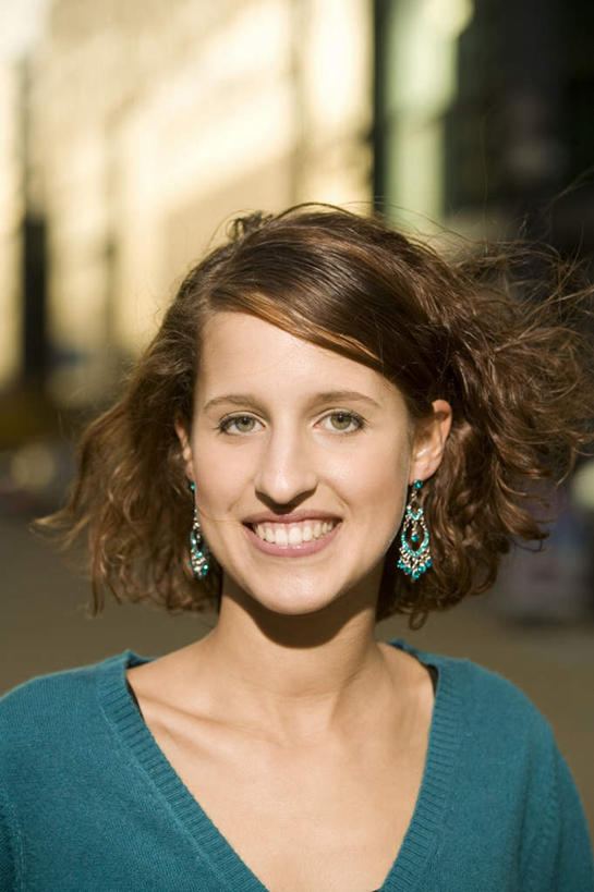 西方人,脸,头,脸颊,脖子,一个人,高楼大厦,站,笑,微笑,露齿笑,竖图,室外,特写,白天,正面,办公楼,大厦,道路,建筑,路,摩天大楼,写字楼,欧洲,欧洲人,仅一个年轻女性,仅一个女性,仅一个人,服装,朦胧,模糊,小路,交通,注视,休闲装,肩膀,装饰品,衣服,耳环,饰品,首饰,楼宇,观察,看,站着,休闲,休闲服,商务楼,服饰,观看,察看,关注,耳饰,年轻女性,女人,女性,白种人,头部,脖,颈,颈部,脸部,脸蛋,面部,站立,半身,彩图,大楼,高层建筑,高楼,摩天楼