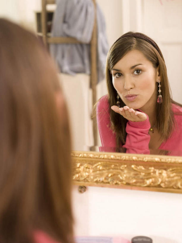 西方人,嘴,一个人,坐,吻,竖图,室内,白天,化妆,美容,镜子,欧洲,欧洲人,仅一个年轻女性,仅一个女性,仅一个人,服装,反射,注视,休闲装,装饰品,背面,衣服,耳环,化妆镜,饰品,首饰,嘟嘴,观察,看,休闲,休闲服,撅嘴,服饰,观看,镜像,察看,镜面,关注,光学,耳饰,年轻女性,女人,女性,白种人,嘴巴,嘴唇,亲,亲吻,坐着,半身,彩图