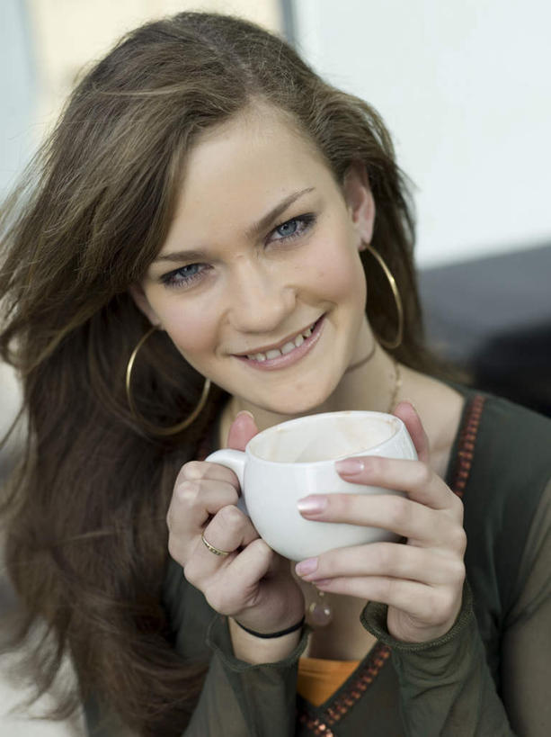 咖啡,西方人,脸,头,脸颊,手,一个人,笑,微笑,露齿笑,竖图,室内,特写,白天,正面,幸福,杯子,欧洲,欧洲人,双手,仅一个年轻女性,仅一个女性,仅一个人,握,服装,朦胧,模糊,瓷器,咖啡杯,陶瓷制品,拿,拿着,注视,休闲装,娱乐,装饰品,饮料,衣服,耳环,饰品,首饰,观察,看,享受,休闲,温馨,手部,休闲服,放松,乐趣,握着,服饰,观看,察看,提神,舒适,关注,瓷杯,醒脑,软饮料,耳饰,年轻女性,女人,女性,白种人,头部,脸部,脸蛋,面部,半身,彩图