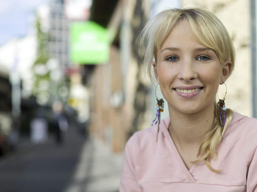 西方人,脸,头,脸颊,一个人,家,站,笑,微笑,露齿笑,横图,室外,特写,白天,正面,道路,路,欧洲,欧洲人,仅一个年轻女性,仅一个女性,仅一个人,服装,朦胧,模糊,房屋,屋子,小路,交通,注视,休闲装,楼房,住宅,装饰品,衣服,耳环,饰品,首饰,观察,看,站着,休闲,休闲服,服饰,观看,察看,关注,耳饰,年轻女性,女人,女性,白种人,头部,脸部,脸蛋,面部,站立,半身,彩图,房子