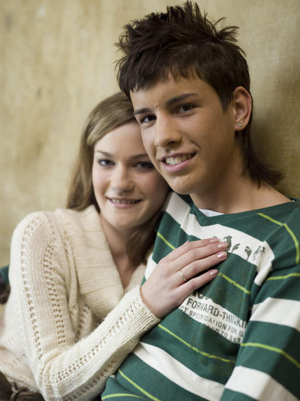 西方人,两个人,坐,抱,笑,微笑,露齿笑,竖图,室内,白天,正面,爱情,石头,欧洲,欧洲人,服装,石子,墙,浪漫,注视,休闲装,墙壁,墙面,衣服,观察,看,休闲,温暖,温馨,休闲服,恩爱,恋人,服饰,抱着,观看,和睦,察看,搂着,关注,男人,男性,年轻男性,年轻女性,女人,女性,白种人,情侣,石块,怀抱,搂,搂抱,相抱,拥抱,坐着,半身,彩图,伴侣,融洽