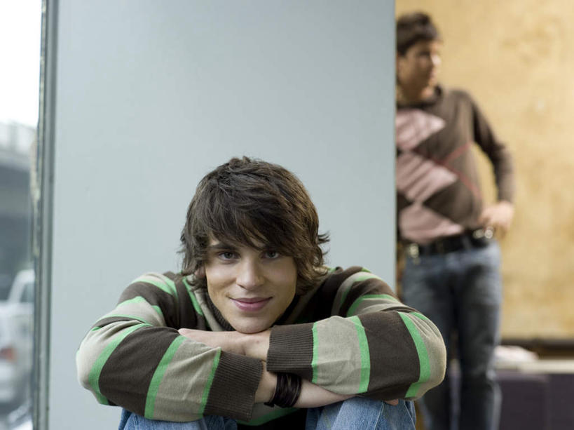 西方人,两个人,伙伴,朋友,站,坐,笑,微笑,露齿笑,横图,室内,白天,正面,友谊,欧洲,欧洲人,服装,墙,注视,休闲装,手叉腰,墙壁,墙面,衣服,叉腰,观察,看,靠,靠着,倚靠,站着,休闲,休闲服,服饰,观看,察看,倚着,关注,友情,男人,男性,年轻男性,白种人,站立,坐着,半身,彩图