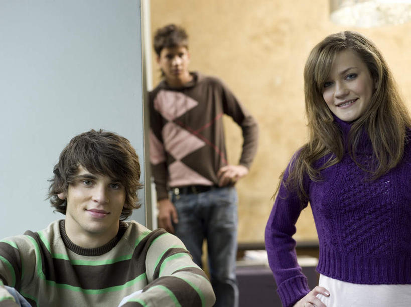 西方人,三个人,伙伴,朋友,站,坐,笑,微笑,露齿笑,横图,室内,白天,正面,爱情,友谊,照明,欧洲,欧洲人,阴影,服装,光线,影子,墙,灯光,浪漫,注视,休闲装,手叉腰,吊灯,墙壁,墙面,灯,衣服,灯具,叉腰,观察,看,靠,靠着,倚靠,站着,休闲,温暖,温馨,休闲服,恩爱,恋人,服饰,观看,照亮,和睦,察看,倚着,照明设备,关注,友情,男人,男性,年轻男性,年轻女性,女人,女性,白种人,情侣,站立,坐着,半身,彩图,伴侣,融洽