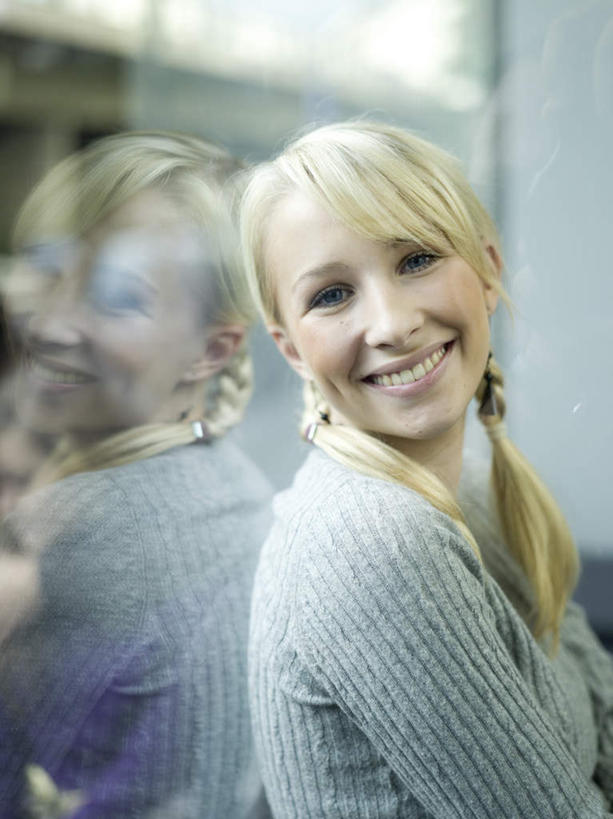 西方人,一个人,站,笑,微笑,露齿笑,竖图,室内,白天,侧面,窗户,欧洲,欧洲人,仅一个年轻女性,仅一个女性,仅一个人,服装,注视,休闲装,玻璃窗,衣服,观察,看,靠,靠着,倚靠,站着,休闲,休闲服,服饰,观看,察看,倚着,关注,年轻女性,女人,女性,白种人,站立,半身,彩图