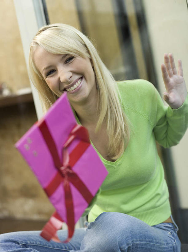 西方人,一个人,家,站,笑,微笑,露齿笑,竖图,室内,白天,正面,石头,礼盒,礼物,欧洲,欧洲人,仅一个年轻女性,仅一个女性,仅一个人,服装,装饰,石子,丝绸,丝带,纸盒,房屋,墙,屋子,缎带,注视,休闲装,楼房,墙壁,墙面,住宅,绸带,盒子,衣服,包装盒,礼品盒,观察,看,站着,休闲,休闲服,服饰,礼品,观看,华丽,修饰,点缀,察看,关注,衬托,美观,雅致,雅观,年轻女性,女人,女性,白种人,石块,站立,半身,彩图,房子