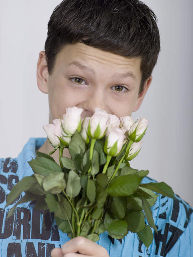 西方人,儿童,脸,头,脸颊,一个人,站,笑,微笑,露齿笑,竖图,室内,特写,白天,正面,爱情,幸福,纯洁,智慧,热情,玫瑰,叶子,欧洲,欧洲人,仅一个男性,仅一个人,握,灰色背景,服装,艺术,盛开,绿叶,玫瑰花,浪漫,拿,花蕾,拿着,注视,休闲装,文化,闻,花,花瓣,花朵,鲜花,小孩,衣服,插花,花苞,花蕊,观察,看,站着,仅一个小孩,休闲,温暖,温馨,休闲服,嫩叶,恩爱,可爱,童年,童趣,握着,摄影,服饰,影棚,观看,插花艺术,和睦,察看,嗅,创造,关注,创作,感动,想象,童真,烂漫,无邪,尊敬,天真,刺玫花,徘徊花,男孩,男人,男性,白种人,孩子,头部,脸部,脸蛋,面部,叶,叶片,站立,半身,彩图,影棚拍摄,拍摄,融洽,男生