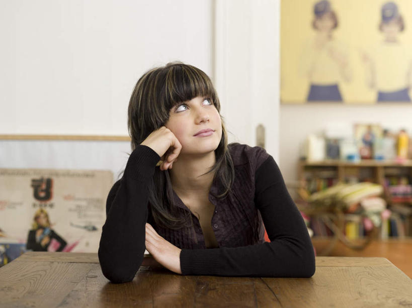 西方人,一个人,坐,笑,微笑,横图,照片,室内,白天,正面,桌面,桌子,欧洲,欧洲人,仅一个年轻女性,仅一个女性,仅一个人,撑,吊挂,悬挂,服装,木制,墙,挂,托腮,注视,休闲装,墙壁,墙面,衣服,木制品,观察,看,托,休闲,休闲服,摄影,服饰,观看,察看,关注,托下巴,年轻女性,女人,女性,白种人,相片,坐着,半身,彩图,拍摄,照相