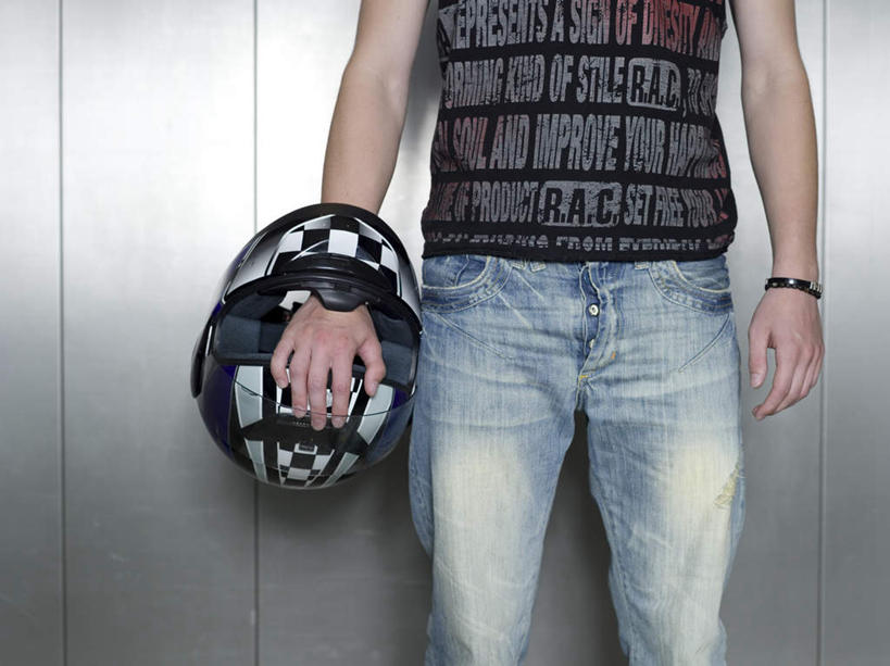 西方人,一个人,站,横图,室内,白天,正面,电梯,帽子,欧洲,欧洲人,仅一个男性,仅一个人,握,服装,裤子,头盔,运输工具,拿,拿着,牛仔裤,休闲装,装饰品,仅一个年轻男性,衣服,安全帽,饰品,手链,首饰,站着,休闲,休闲服,握着,服饰,手镯,升降梯,镯子,男人,男性,年轻男性,白种人,站立,半身,彩图,升降设备