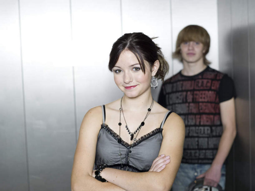 西方人,两个人,站,笑,双手交叉,微笑,横图,室内,白天,正面,裙子,爱情,电梯,帽子,项链,欧洲,欧洲人,握,连衣裙,服装,头盔,运输工具,浪漫,拿,拿着,注视,休闲装,装饰品,衣服,安全帽,饰品,首饰,观察,看,站着,休闲,温暖,温馨,休闲服,恩爱,握着,恋人,服饰,升降梯,观看,和睦,察看,双手抱胸,关注,男人,男性,年轻男性,年轻女性,女人,女性,白种人,情侣,站立,半身,彩图,伴侣,融洽,升降设备