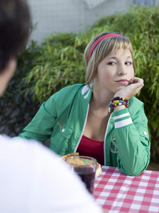 西方人,背部,两个人,坐,笑,微笑,竖图,室外,白天,正面,爱情,植物,桌面,桌子,杯子,欧洲,欧洲人,撑,服装,装饰,木制,布料,饮品,浪漫,布纹,托腮,注视,休闲装,可乐,玻璃制品,装饰品,桌布,树,树木,饮料,衣服,绿色,自然,餐巾,发箍,发饰,木制品,饰品,手链,首饰,水杯,台布,观察,看,托,休闲,温暖,温馨,休闲服,恩爱,恋人,服饰,手镯,生长,成长,头箍,观看,和睦,察看,关注,可口,托下巴,镯子,发卡,配饰,适口,男人,男性,年轻男性,年轻女性,女人,女性,白种人,情侣,玻璃杯,坐着,半身,彩图,伴侣,融洽